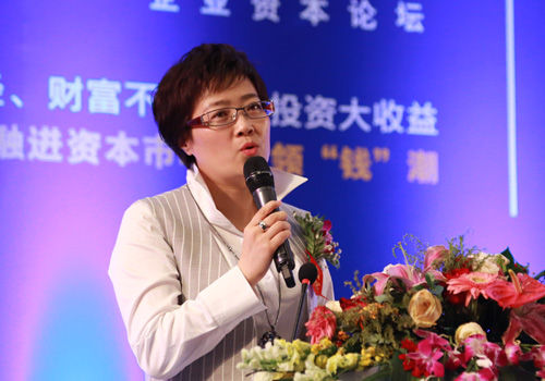 “学习型中国－第七届企业资本论坛”于2015年4月24日－26日在北京举办。上图为北京馨裕通玄投资管理有限公司董事长韩雨蒙。(图片来源：新浪财经)