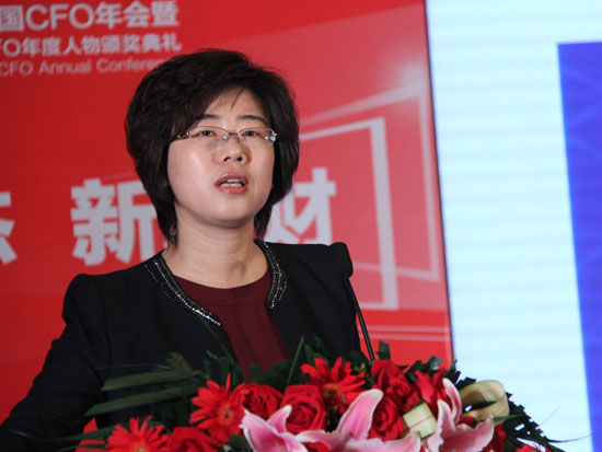 “第八届中国CFO年会暨2014中国CFO年度人物颁奖典礼”于2015年4月28日在北京举行。上图为海尔集团高级副总裁、CFO谭丽霞。(图片来源：新浪财经 梁斌 摄)