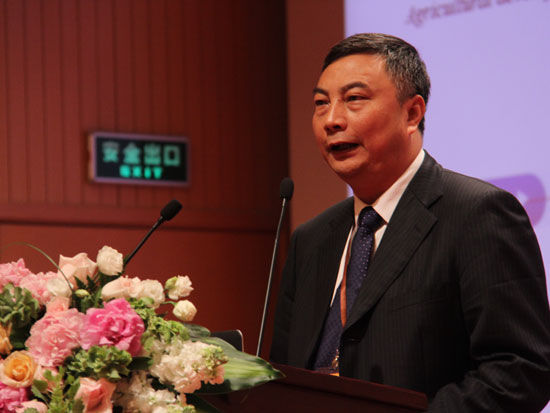 “2015第四届中国国际农商高峰论坛”于5月17日在北京举行。上图为内蒙古伊利实业集团股份有限公司副总裁陈福泉。(图片来源：新浪财经 梁斌 摄)