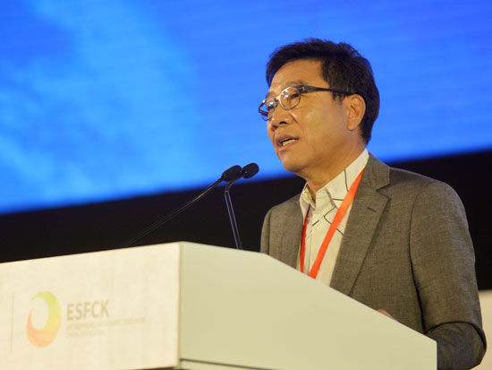 “2015世界知识论坛·中韩企业家高峰论坛”于5月21日在成都举行。韩国SM集团创办人、总裁李秀满出席并致辞。