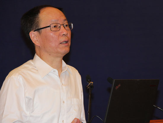 “第四届中国轻工企业家高峰论坛暨轻工百强企业颁奖盛典”于2015年6月12日在北京召开。上图为国家发改委副秘书长王一鸣。(图片来源：新浪财经 梁斌 摄)