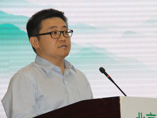 “第六届地坛论坛”于2015年6月15日在北京举行。上图为中国期货市场监控中心副总经理张育斌。(图片来源：新浪财经 梁斌 摄)