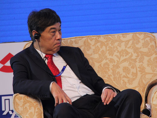 “2015青岛·中国财富论坛”于6月19日-20日在青岛召开。上图为财讯传媒集团董事局主席、《财经》杂志总编辑王波明。(图片来源：新浪财经 梁斌 摄)