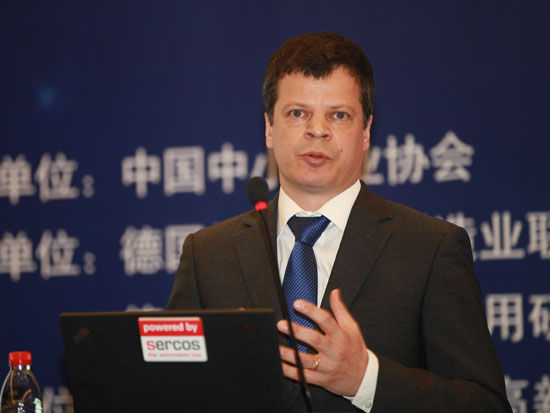 “中国制造2025暨德国工业4.0峰会”于2015年7月2日在北京召开。上图为博世力士乐中国区销售产品管理总监Dr.Roland Steffan。(图片来源：新浪财经)