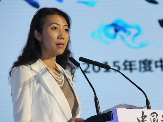 由《经济观察报》主办的“2014-2015年度中国最受尊敬企业评选”颁奖典礼于7月29日在北京举行。上图为京东集团副总裁李曦。(图片来源：新浪财经)