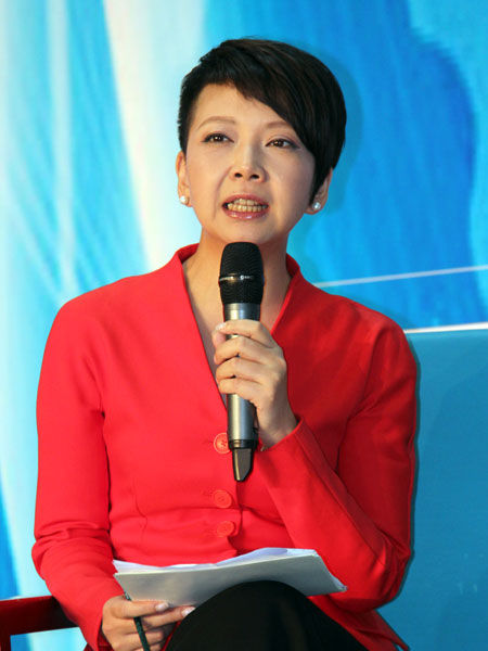 “2015崇礼中国城市发展论坛”于7月31日至8月1日召开。上图为中央电视台主持人田薇。(图片来源：新浪财经)
