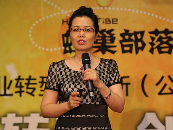 “蜂巢部落·企业转型 创新（公益）论坛”于2015年7月25日-26日在北京召开。上图为北京大学访问教授、正和岛强基因部落酋长吴霁虹。(图片来源：新浪财经)