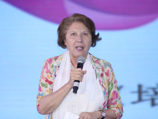 “第十二届学习型中国-女性成功论坛”于2015年8月7日-9日在北京召开。上图为著名亲子教育专家、畅销书《特别狠心特别爱》作者沙拉·伊马斯。(图片来源：新浪财经)