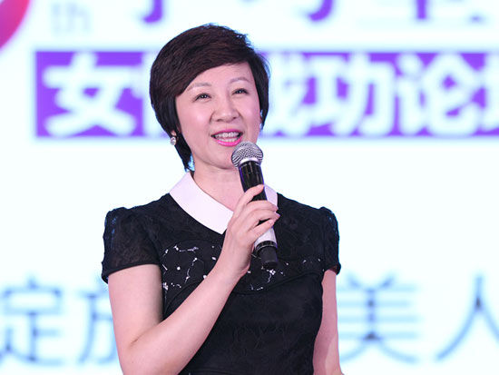 “第十二届学习型中国-女性成功论坛”于2015年8月7日-9日在北京召开。上图为中国国际礼仪研究院院长、国内著名时尚礼仪培训师周思敏。(图片来源：新浪财经)