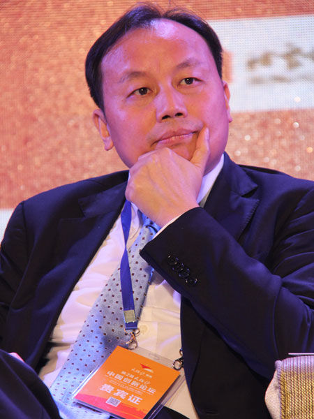 “中国经济学家年度论坛暨中国经济理论创新奖(2015)颁奖典礼”于11月13日在深圳举行。上图为北师大新兴市场研究院院长胡必亮。(图片来源：新浪财经)