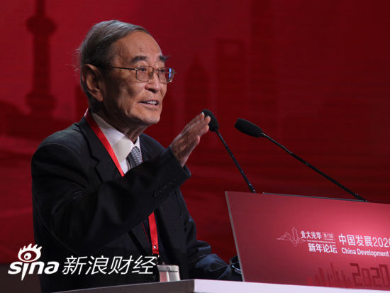 “第十七届北大光华新年论坛”于2015年12月19日在北京举行。上图为北京大学光华管理学院名誉院长厉以宁。(图片来源：新浪财经)