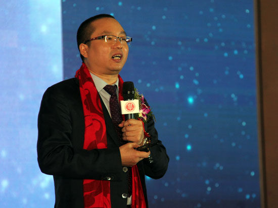 第十六届“学习型中国——世纪成功论坛”于2015年12月30日-2016年1月1日在北京举行。上图为酒仙网电子商务股份有限公司董事长郝鸿峰。(图片来源：新浪财经)