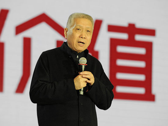 “第七届中国商业领袖论坛暨2015‘倾城之心’颁奖盛典”于12月17日在上海举行。上图为观复博物馆馆长、文化大家马未都。(图片来源：新浪财经)