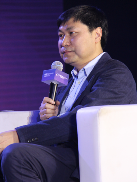 由阿里研究院主办的“2016新经济智库大会”于1月16日在北京举行。上图为阿里研究院院长高红冰。(图片来源：新浪财经)