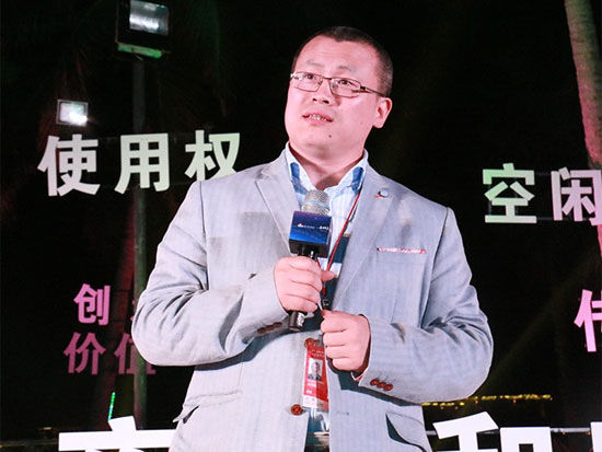 “新浪财经之夜-正和岛夜话”于3月23日晚在海南博鳌举行。上图为新浪网副总裁邓庆旭。(图片来源：新浪财经 顾国爱 摄)