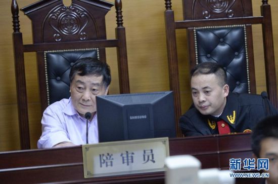 7月29日，宗庆后（左）作为人民陪审员参与审理一起侵害外观设计专利权纠纷案。