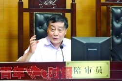 昨天，宗庆后以人民陪审员身份出庭参与案件审理。时报记者 胡峻玮 摄