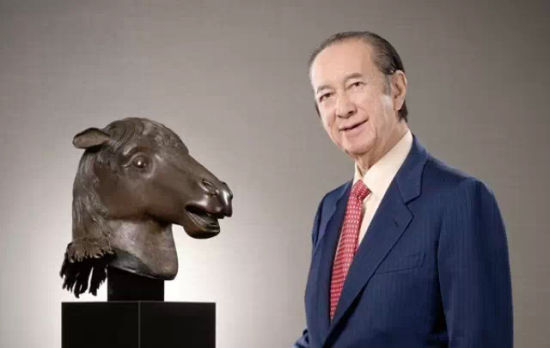 2007年9月20日，圆明园海晏堂，何鸿燊促成了马首铜像的回归。 