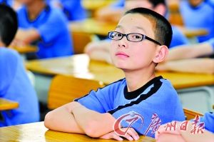 眼镜片价格差异大。（图文无关）记者卢政 摄