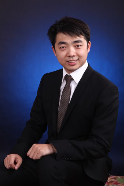 任泽松，清华大学硕士，曾任毕马威华振会计师事务所审计员、北京源乐晟资产管理有限公司研究员、中邮创业基金管理有限公司行业研究员、中邮核心成长股票型证券投资基金基金经理助理、中邮战略新兴产业股票型证券投资基金基金经理助理，现任投资部总经理助理兼中邮战略新兴产�