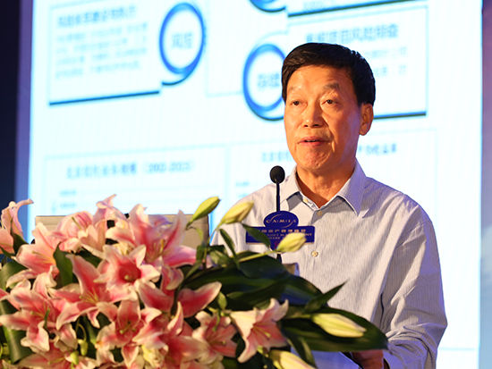 8月8日，“第一届中国资产管理峰会暨《中国资产管理行业发展报告(2014)》发布会”在北京召开。图为北京信托总经理王晓龙做主题演讲“信托行业的转型之机”。(图片来源：新浪财经 摄影：杨云鹏 )