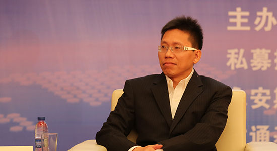 12月12-13日，2014(第三届)中国对冲基金年会在杭州举行，本届年会主题是“对冲基金新时代：财富管理新格局与新挑战”。图为上海明汯投资总经理裘慧明在圆桌对话“沪港通时代，国际对冲基金与中国海外对冲基金历史新机遇”上发言。(图片来源：新浪财经 摄影：杨云鹏)