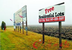 小镇在高速公路旁打出“免费土地”的宣传标语。