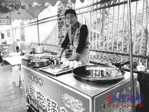 大学生毕业创业摆摊卖锅盔 最高日收入800