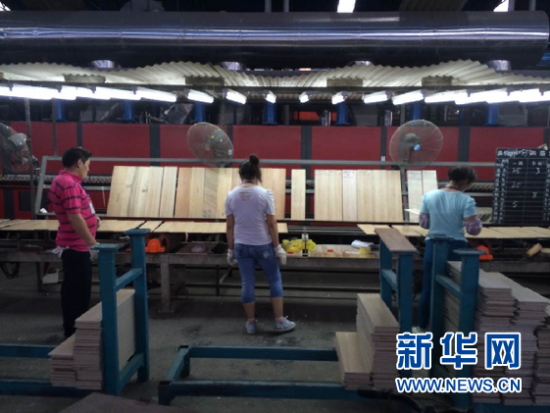 图为，佛山高明区的永航陶瓷生产线