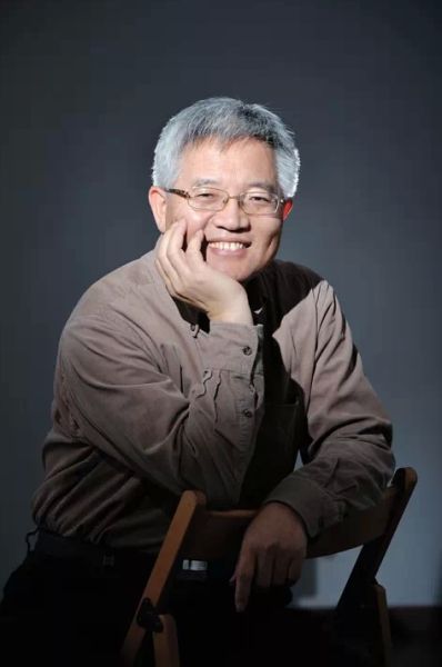 张维迎 陕西省榆林市吴堡县人，经济学教授。首次提出“双轨制”思路，著有《价格、市场与企业家》、《中国改革30年》、《市场的逻辑》等。