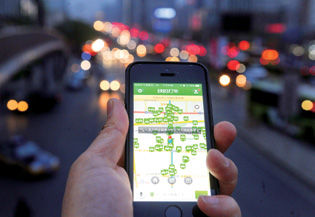 ▲这是用一款打车软件(快的打车)在北京东三环一街道搜索出来的附近的出租车(2014年4月11日摄)。 记者罗晓光摄 