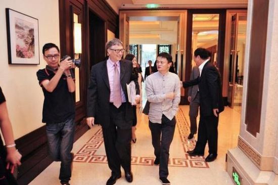 图为比尔盖茨在社交网站上发布的照片，“很棒的对话”，他说。