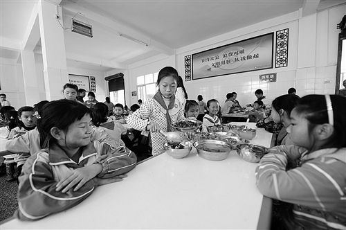 明年起城乡义务教育经费保障机制将进一步完善 “两免一补”城乡统一_手机新浪网