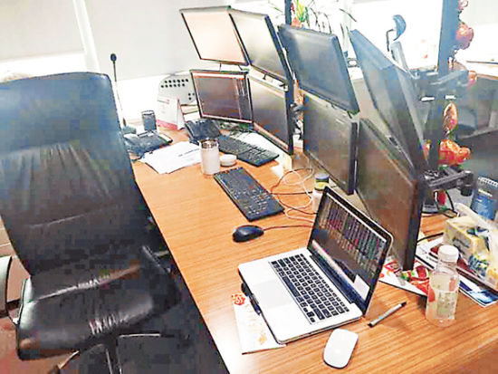 韩先生家中的多屏幕炒股电脑。（受访者提供，来源：香港文汇报）