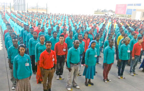 华坚国际的工人在做早操