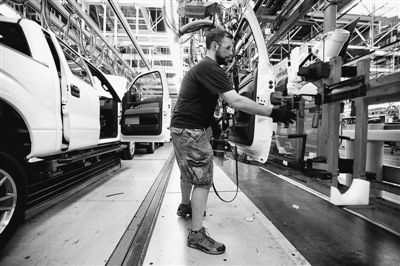 美国密歇根州迪尔伯恩的福特卡车工厂内，一名工人正在生产线上忙碌。