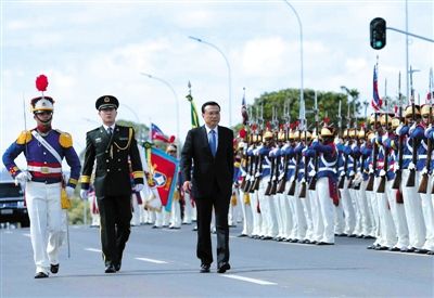 昨日，身着巴西传统服装的仪仗队列队迎接，接受李克强总理检阅。据中国政府网