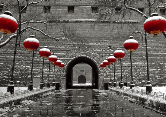 白雪掩映下的城墙门洞