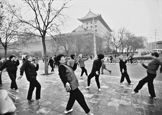 1995年，西安城墙下跳老年迪斯科的市民