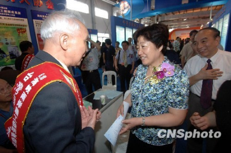 资料图：孙春兰(左二)中新社发刘可耕 摄