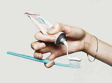 挤牙膏时牙刷不要蘸水。