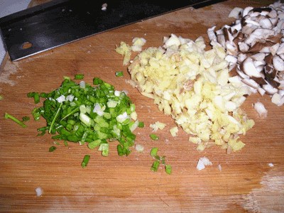 菜品中放入蒜泥可延缓变质(资料图片)