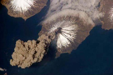 2006年5月23日，由国际空间站“远征13”任务成员拍摄，是克利夫兰火山距离现在最近的一次喷发。