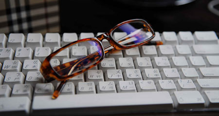 长期面对电脑可佩戴一幅平光的防辐射眼镜(资料图)