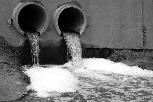 工厂排污管直通城市河流。