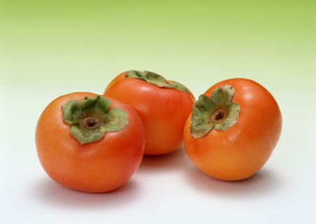 螃蟹不能与柿子同食。（资料图）