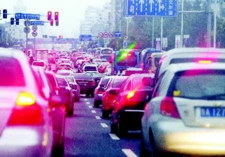 21日傍晚，经十路上，自东向西的车道上挤满了各种车辆。本报记者 王媛 摄