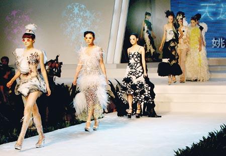 模特在展示姚峰设计的服装。记者 高爱平 摄