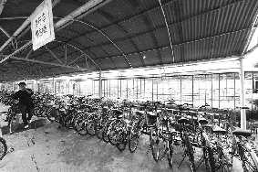 应对堵车，自行车扮演着至关重要的角色。本报记者 王媛 摄