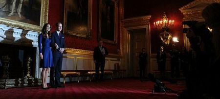 威廉和凯特面对镜头宣布订婚喜讯。